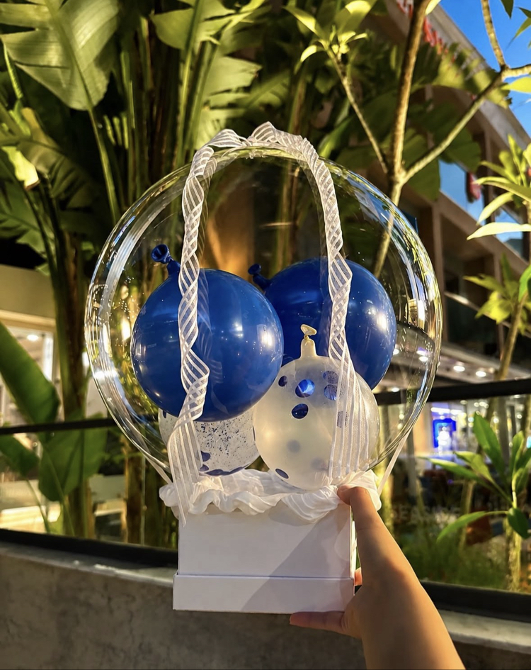 Şeffaf balon içinde lacivert ve puantiyeli mini balonlar